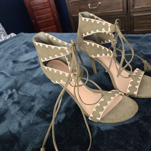 Heels - Picture 3 of 4